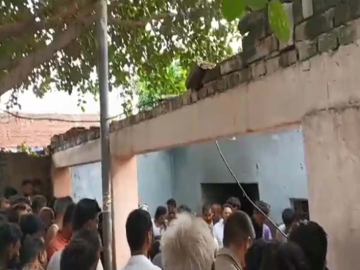 प्रसाद बंटने के दौरान भरभराकर गिर गई मंदिर परिसर के घर की छत, लड़की की मौत; सात महिलाएं घायल