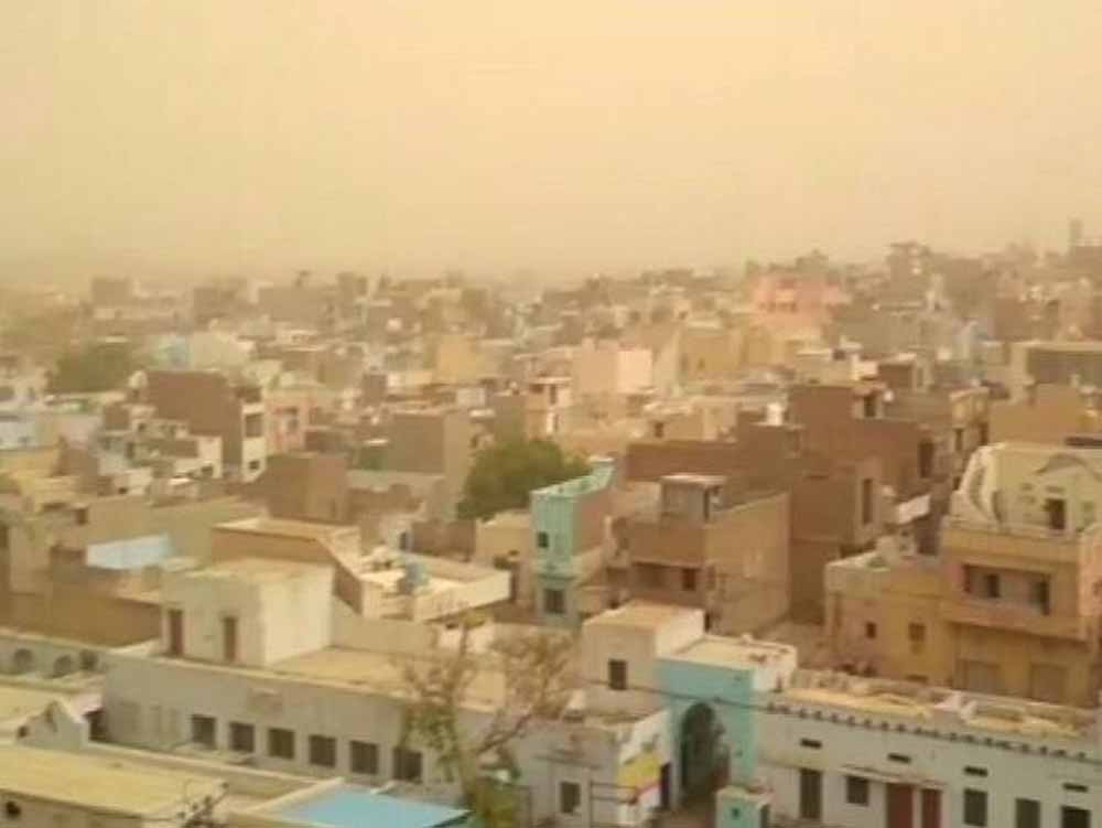 कोहरे के गहरे आगोश में समाई गोल्डन सिटी, सर्द हवाओं ने लोगों को किया परेशान