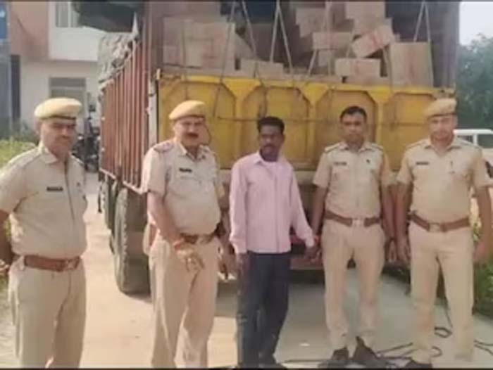 धौलपुर में 910 पेटी देशी अवैध शराब से भरा मिनी ट्रक पकड़ा