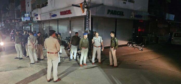 बैजनाथ पारा व छोटा पारा की दुकानों को पुलिस ने कराया रात 10:30 बजे बंद