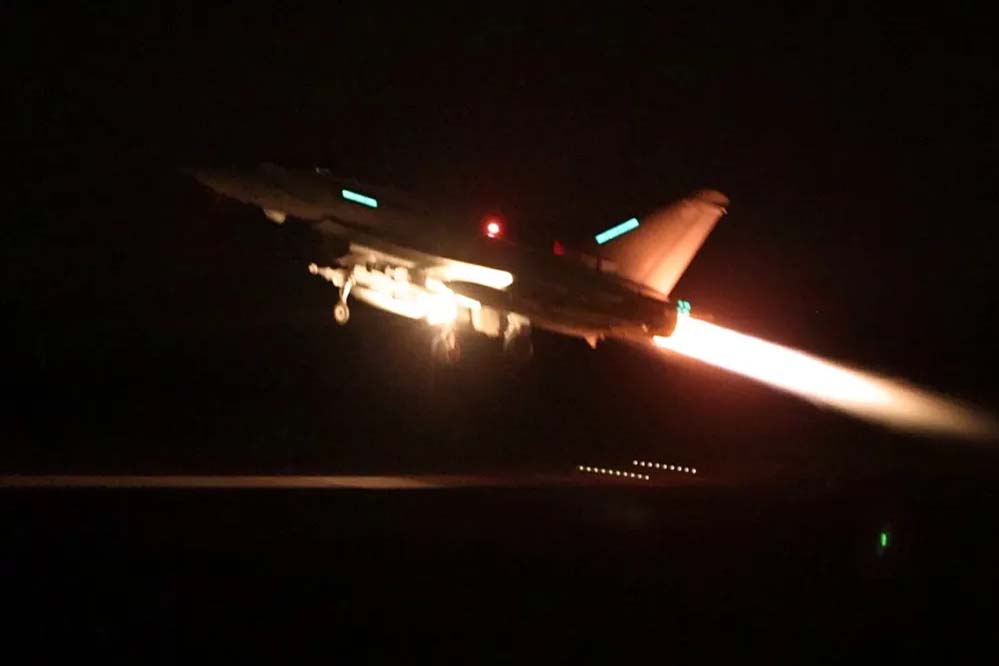 अमेरिका-ब्रिटेन ने यमन के तीन शहरों में हउती के ठिकानों पर हवाई हमले किए