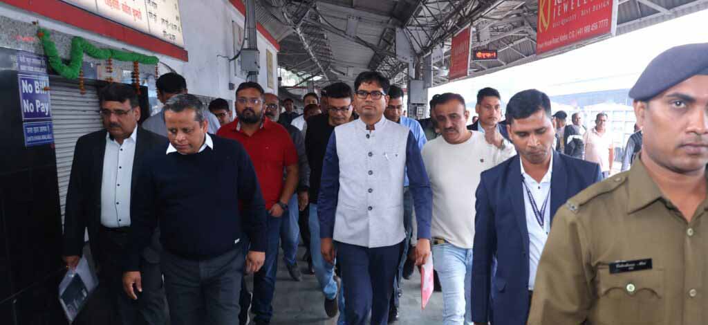 वित्त मंत्री ने रेल मंडल बिलासपुर और जिला प्रशासन के वरिष्ठ अधिकारियों के साथ रायगढ़ स्टेशन का किया निरीक्षण