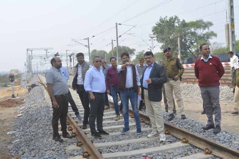 मंडल रेल प्रबंधक प्रवीण पाण्डेय ने  बिलासपुर-झारसुगुड़ा सेक्शन का निरीक्षण किया