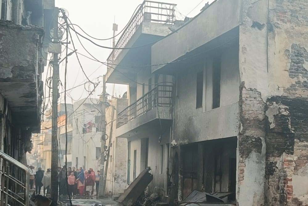 हादसा : संकरी गली की Paint Factory में लगी आग के बाद का भयावह मंजर, 11 लोगों की हुई मौत