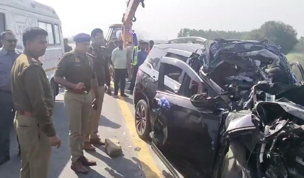 मैनपुरी जिले के कुर्रा थाना इलाके में लखनऊ-आगरा एक्सप्रेस वे पर हुए एक हादसे में कार सवार चार लोगों मौत