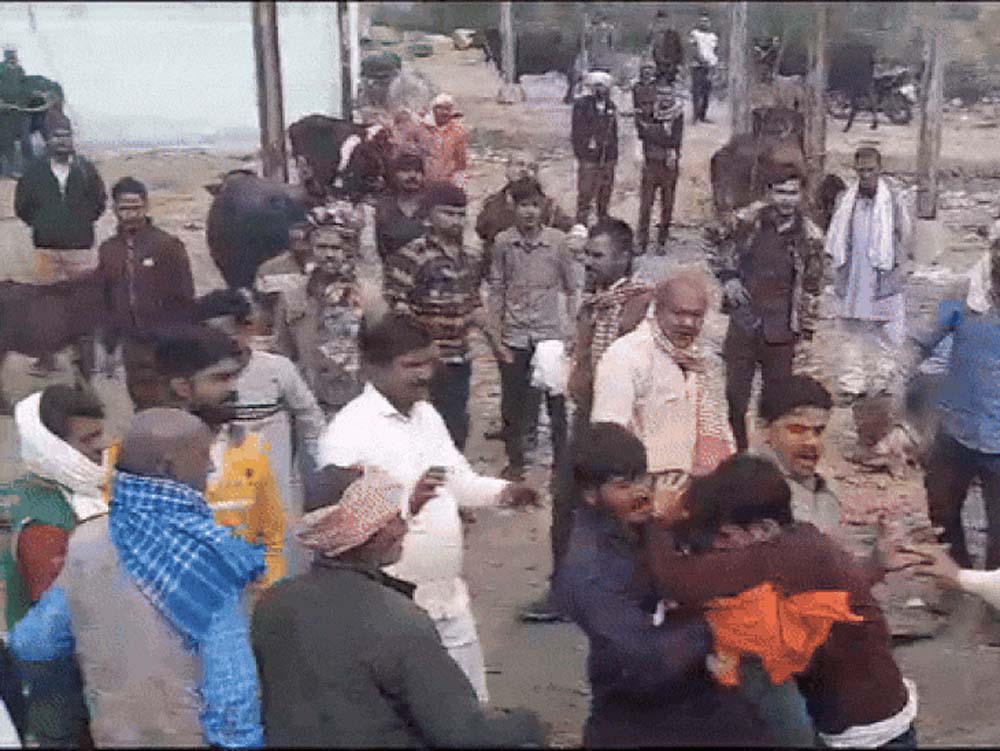 भिंड जिले में पशु हाट मेले में हंगामा, किसानों ने युवक को दौड़ा- दौड़ाकर पीटा