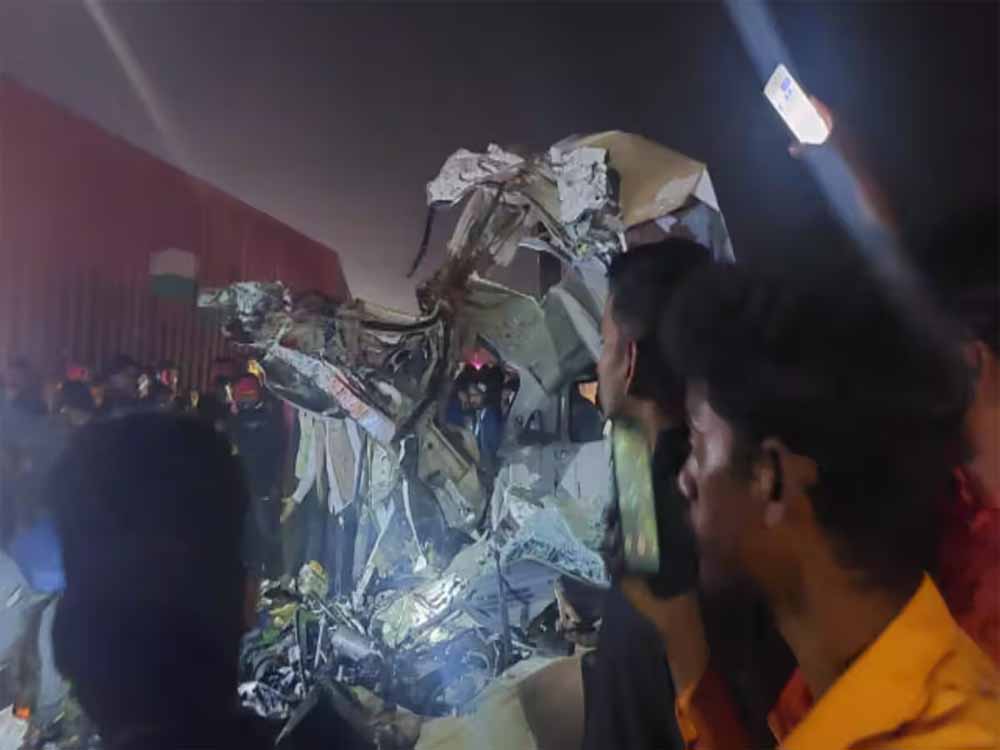 तेज रफ्तार ट्रक की चपेट में आई स्कॉर्पियो-बाइक, बिहार में भीषण सड़क हादसा, 9 लोगों की मौत
