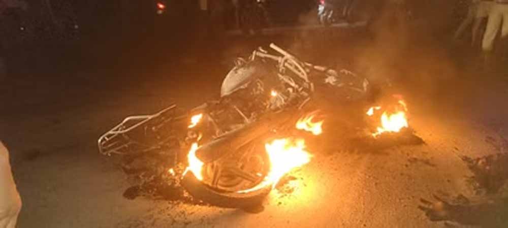 Bihar News : हाईवे पर जिंदा जला युवक, दंपती की भी हालत गंभीर; दो बाइक में जबरदस्त टक्कर