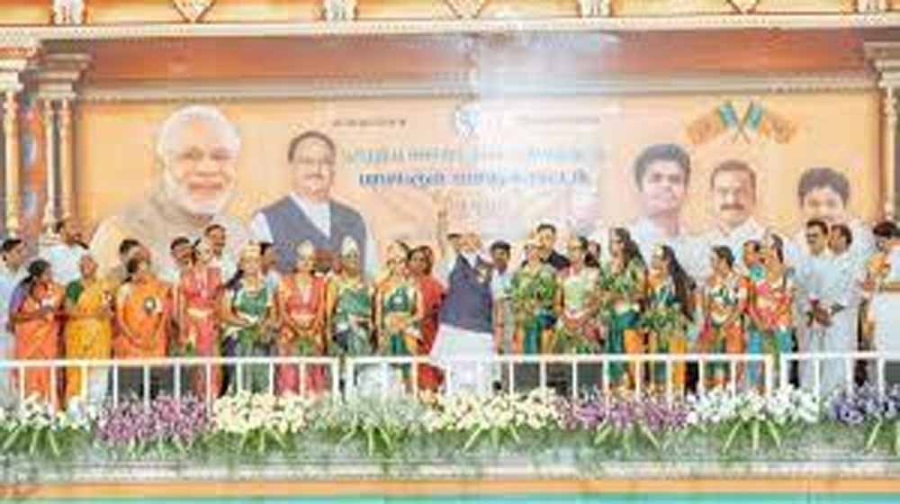 प्रधानमंत्री नरेंद्र मोदी की तमिलनाडु के सेलम रैली में ‘नारी शक्ति’ के सम्मान में अनोखा नजारा देखने को मिला