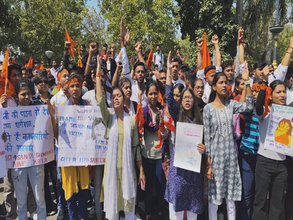 दिल्ली में सैकड़ों छात्रों ने संदेशखालि मामले में कार्रवाई न करने के लिए ममता बनर्जी सरकार के खिलाफ किया प्रदर्शन