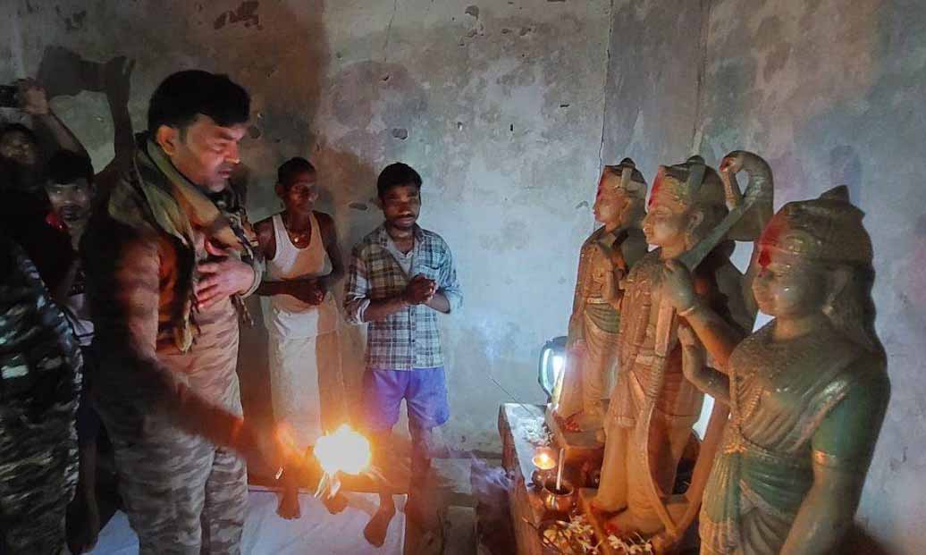 नक्सलियों के द्वारा बंद कराए गए गये श्रीराम मंदिर को 21 वर्ष बाद सीआरपीएफ ने खुलवाया