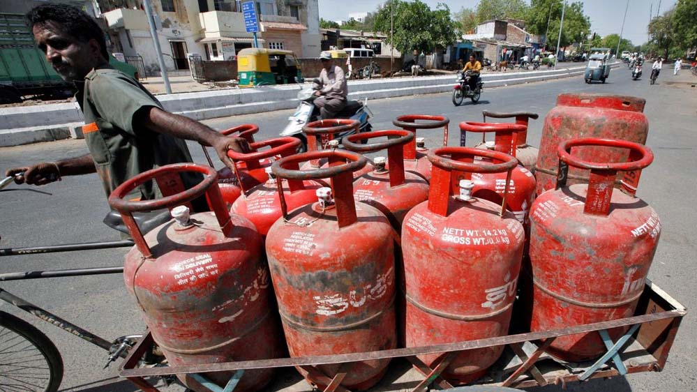 एमपी में LPG संकट: रायसेन में सिलेंडर लेकर चक्काजाम, बुकिंग सर्वर ठप, 7-8 दिन में भी सप्लाई नहीं
