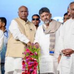 कर्नाटक में CM पद की बढ़ी अटकलें, मल्लिकार्जुन खरगे के साथ दिल्ली निकले शिवकुमार