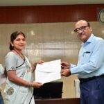 ई-ऑफिस में समयबद्ध कार्य करने और उपस्थिति में श्रेष्ठ प्रदर्शन करने वाले अधिकारी-कर्मचारियों को मुख्य सचिव ने किया सम्मानित