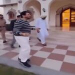 मानसा में भावुक हुए गुरदास मान: छोटे सिद्धू के पैर छूकर सुनाई मूसेवाला की कविता