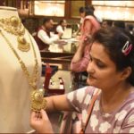 सोना-चांदी की चमक फीकी पड़ी, कीमतों में भारी गिरावट, चेक करें आज के रेट