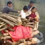 बागेश्वर में बेटियों ने निभाई पारंपरिक जिम्मेदारी, मां को दी मुखाग्नि