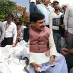 एक्शन में डॉ. मोहन यादव: अचानक खरीदी केंद्र पहुंचे, किसानों के साथ चाय पर चर्चा, CM ने पूछी भुगतान और तौल व्यवस्था