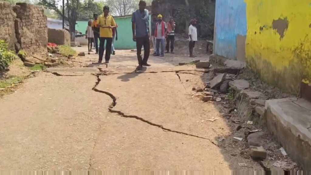 धनबाद में बड़ा हादसा, टंडाबाड़ी बस्ती में भू-धंसान से 20 घर क्षतिग्रस्त