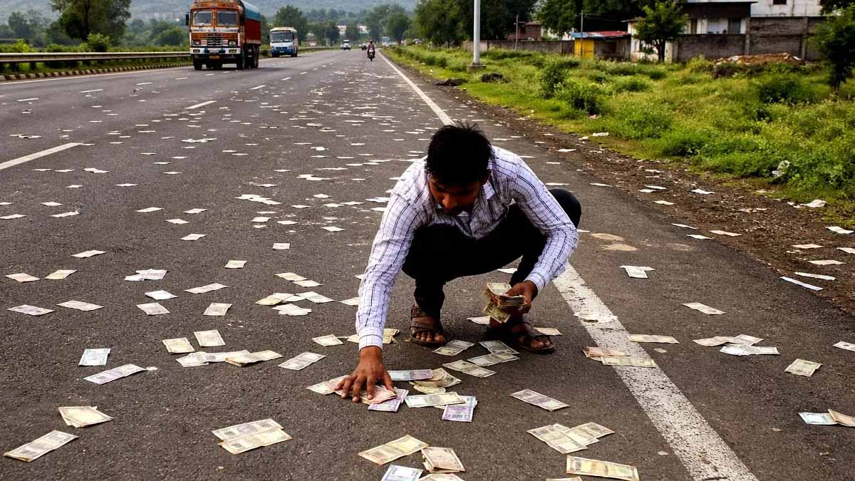 शामली में हाईवे पर नोटों की बारिश, सड़क से 4 लाख रुपये बरामद