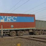 कटनी-दमोह मार्ग पर देवरीफाटक में पटरियों पर फंसा ट्रक, लोको पायलट की सूझबूझ से टला बड़ा हादसा