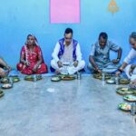 बांसवाड़ा में सीएम भजनलाल शर्मा का ग्रामीण अंदाज, जमीन पर बैठकर किया भोजन