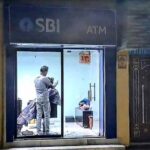 SBI ATM के अंदर नाई की दुकान, कैश लेने आए लोग देखकर रह गए हैरान