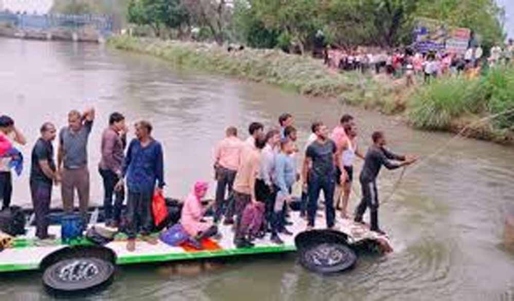 कानपुर में बड़ा हादसा: यात्रियों से भरी बस नहर में गिरी, कई घायल