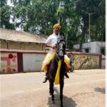 साहिबगंज में अनोखी पहल: घोड़े पर ऑफिस पहुंचे जिला परिषद उपाध्यक्ष, दिया ईंधन बचत का संदेश