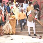 मंत्री विश्वास सारंग ने द्वारका नगर में बावड़ी की सफाई हेतु किया श्रमदान