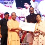 मुख्यमंत्री योगी आदित्यनाथ के हाथों चेक पाकर भावुक हुए अनुदेशक, कहा- सरकार ने दिया सम्मान