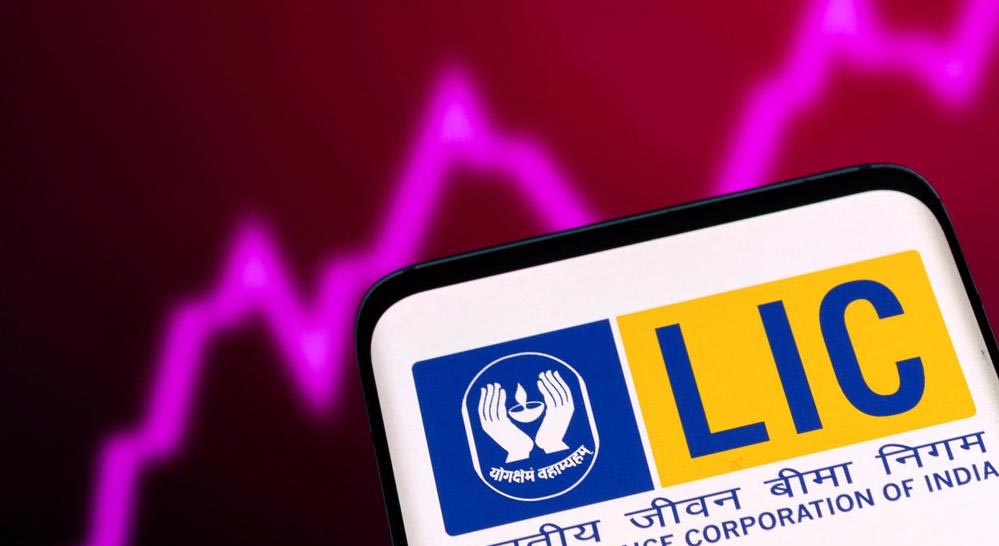 LIC शेयर में एक दिन में 50% गिरावट! निवेशकों में मची हलचल, जानिए वजह