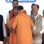 सीएम योगी ने बंगाल के नए मुख्यमंत्री को भगवा अंगवस्त्र पहनाया