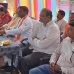 किसानों के बीच सांसद की फटकार से भड़के निरीक्षक, माइक छोड़कर बीच कार्यक्रम से निकले बाहर