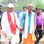 ग्रामीण के न्योते पर गृह प्रवेश करवाने पहुंचे मुख्यमंत्री साय