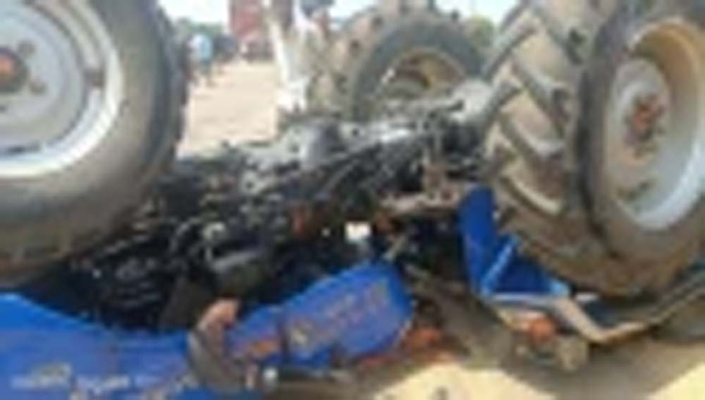 गोसलपुर में नेशनल हाईवे पर बस-ट्रैक्टर की भीषण टक्कर, 39 लोग घायल