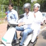 प्रधानमंत्री के आहवान पर लग्जरी कार छोड़ इलेक्ट्रिक स्कूटी से मंत्रालय पहुंचे ऊर्जा मंत्री  तोमर