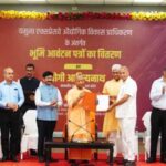 मुख्यमंत्री योगी आदित्यनाथ ने 17 निवेशकों को सौंपे आवंटन पत्र
