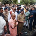 अलीगढ़ से सीधे अग्निकांड स्थल पहुंचे मुख्यमंत्री योगी