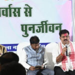 रायपुर : पुनर्वासित युवाओं से मिले उप मुख्यमंत्री विजय शर्मा और वन मंत्री केदार कश्यप