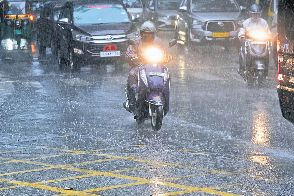 MP Weather: भोपाल-सीहोर समेत कई इलाकों में बारिश, 50 जिलों में अलर्ट; खरगोन में आकाशीय बिजली से 2 की मौत