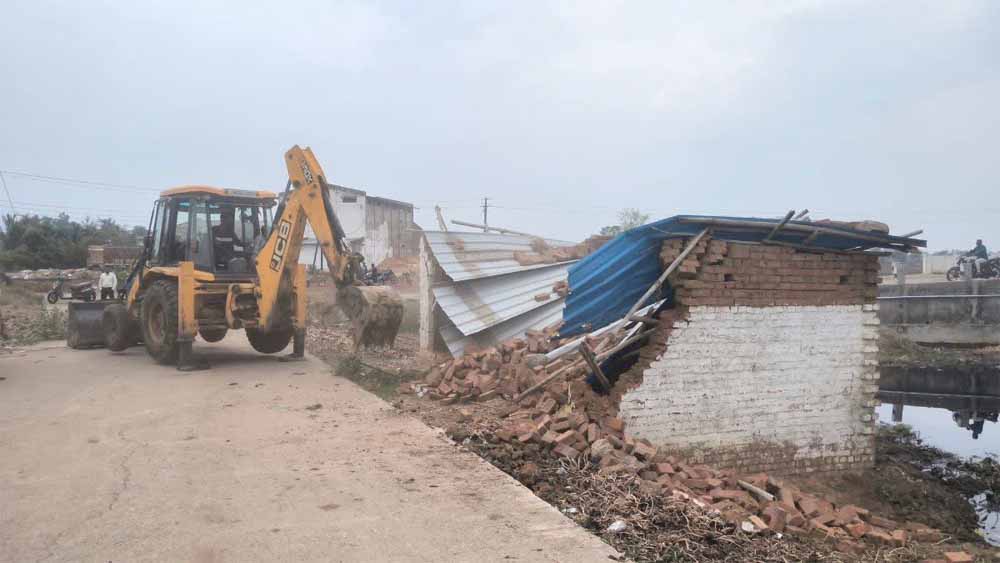 धमतरी में 50 से ज्यादा अवैध घरों को नोटिस, भड़के ग्रामीणों ने राजस्व टीम को घेरा