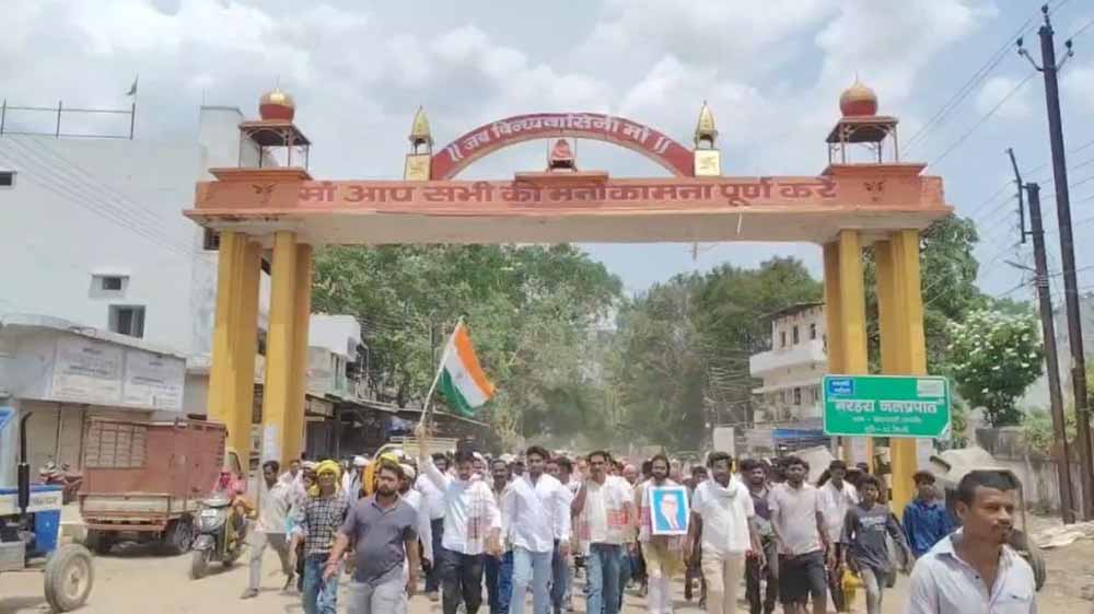 स्वास्थ्य, सड़क और बिजली की मांग को लेकर कलेक्ट्रेट पहुंचे 52 गांवों के आदिवासी और कांग्रेसी
