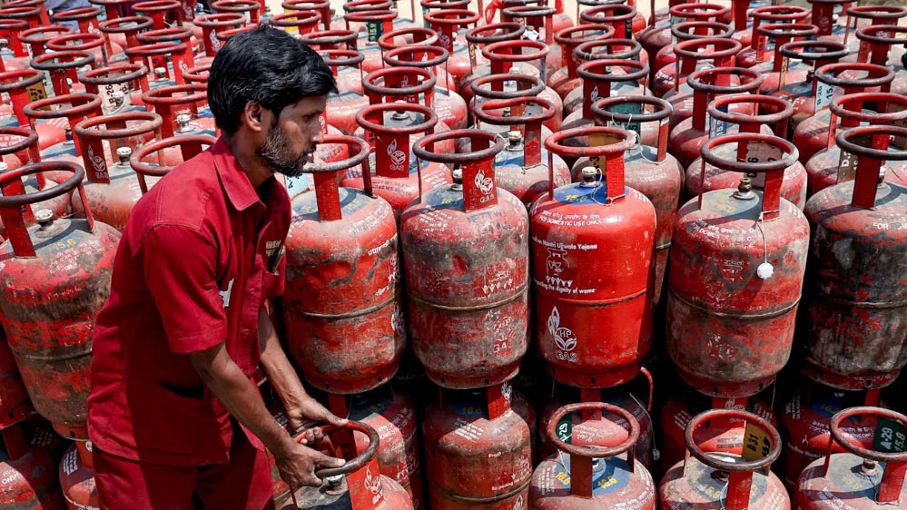 LPG Rule Change: कच्चा तेल सस्ता होते ही बड़ा फैसला, आज से हटीं ये पाबंदियां, उपभोक्ताओं को राहत