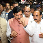 मुख्यमंत्री डॉ. यादव ने शहर का भ्रमण दो पहिया वाहन और पैदल चल कर किया