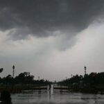 दिल्ली में हल्की बारिश के आसार, तेज हवाओं संग मौसम रहेगा सुहाना आज
