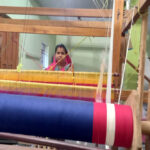 रायपुर : करघे से कमाई तक: धमतरी के ग्राम नारी की बुनकर महिलाओं ने लिखी आत्मनिर्भरता की नई इबारत