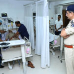 पुलिस कमिश्नर संजीव शुक्ला ने अस्पताल पहुंचकर घायल पुलिस जवानों का जाना हाल