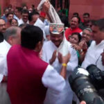 संसद में धर्मेंद्र प्रधान का भव्य स्वागत, इस्तीफे के बाद पहली बार पहुंचे तो NDA सांसदों ने पाग पहनाकर किया अभिनंदन