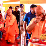 मुख्यमंत्री ने बुलाया तो दौड़कर मंच पर पहुंचीं महिलाएं, भेंट किया हाथ से बनाया गया चित्र